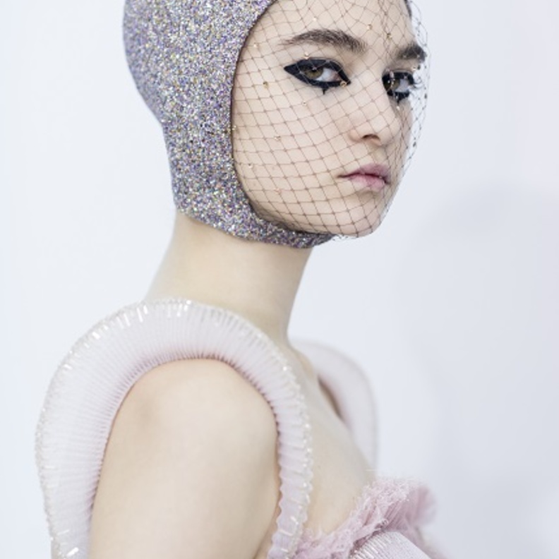 إطلالة جمالية جريئة وملفتة من عرض Dior Haute Couture 