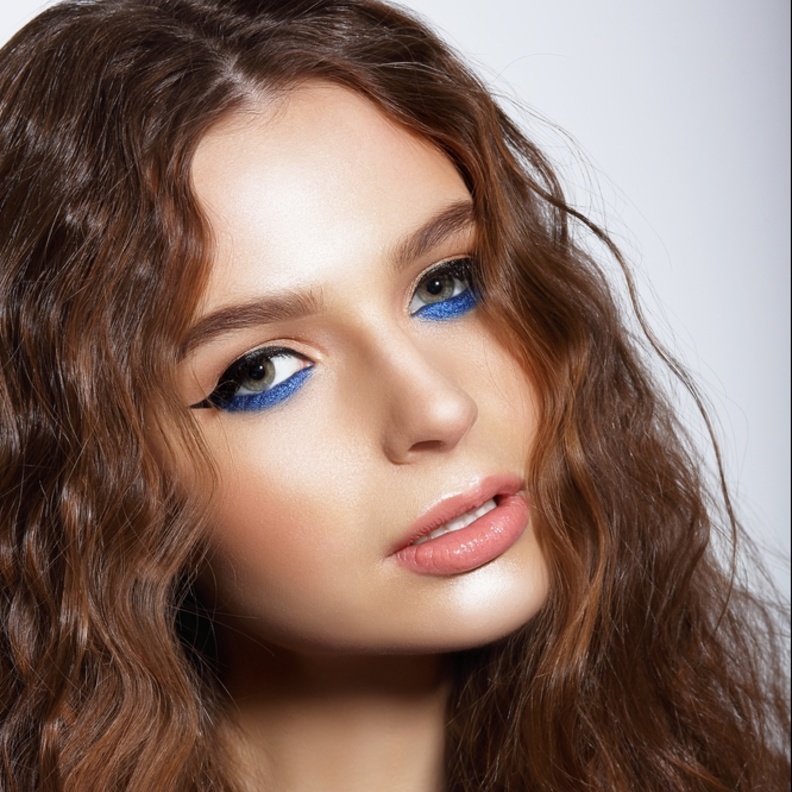 أجدد وأشهر الطرق اليوم هي وضع الآيلاينر تحت العين أي على الرموش السفلية 