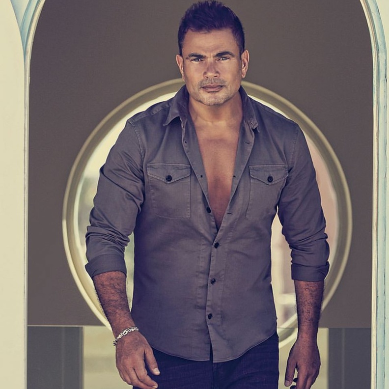 شاهد صور أزياء عمرو دياب منذ بداياته