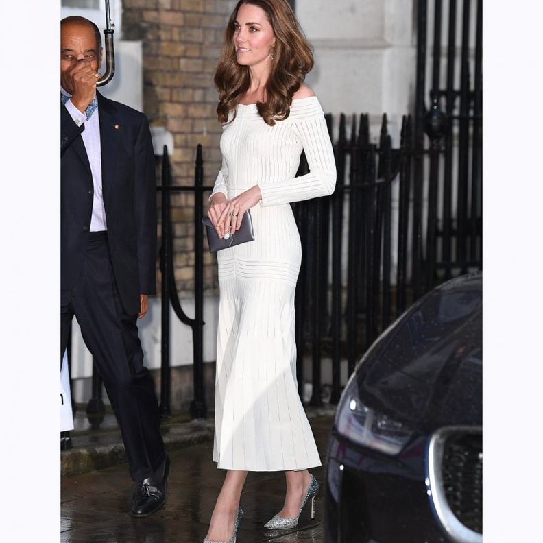 أبقت شعرها البنيّ الفاتح منسدلاً وإختارت ماكياجاً هادئاً كعادتها