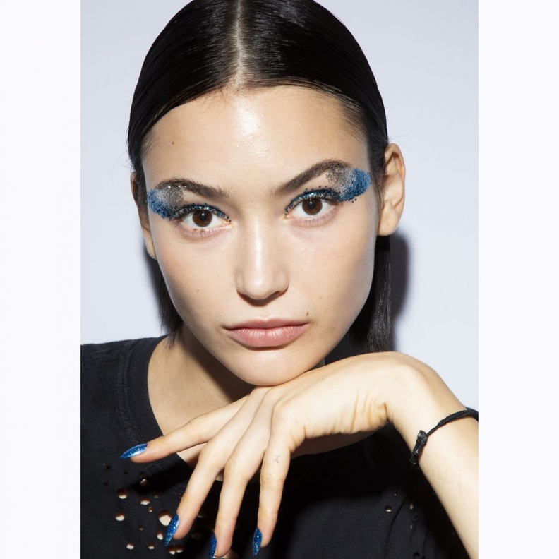 طريقة وضع الوان مكياج خضراء صارخة موضة صيف 2019 من Christian Siriano