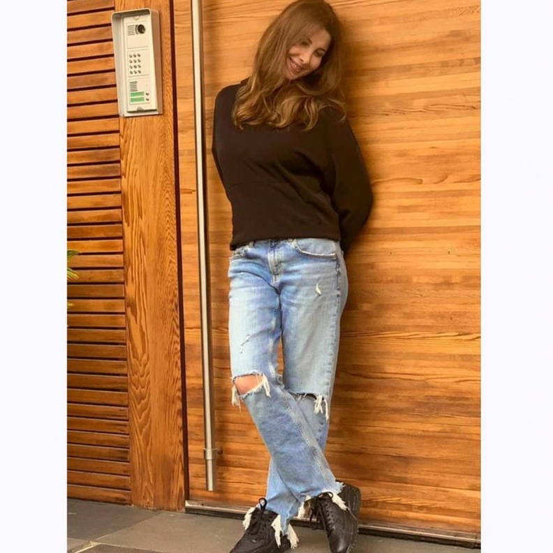 بناطيل جيز ممزقة