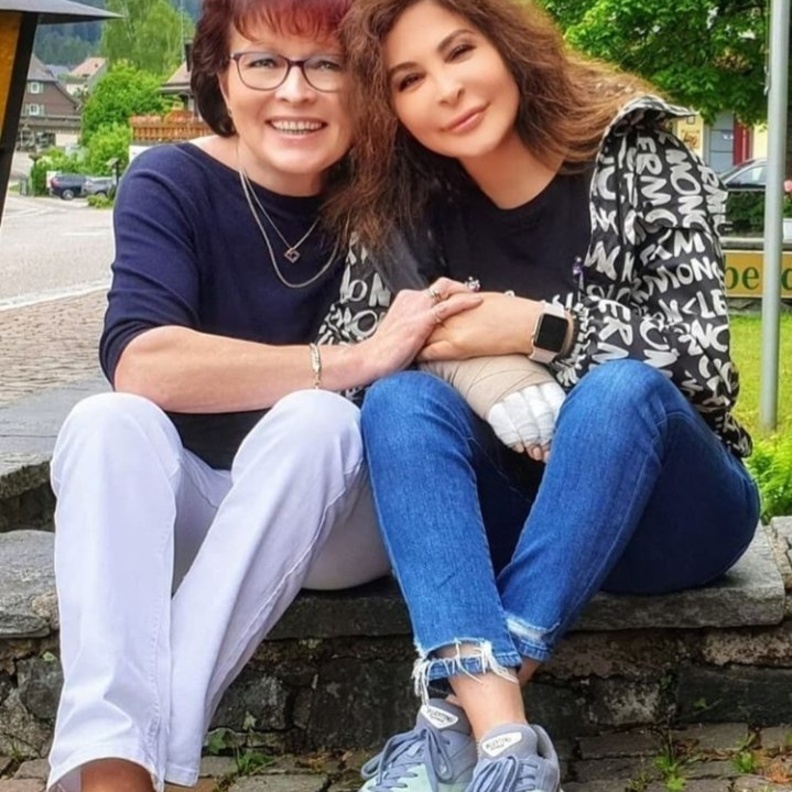 اليسا تنهي علاجها في المانيا