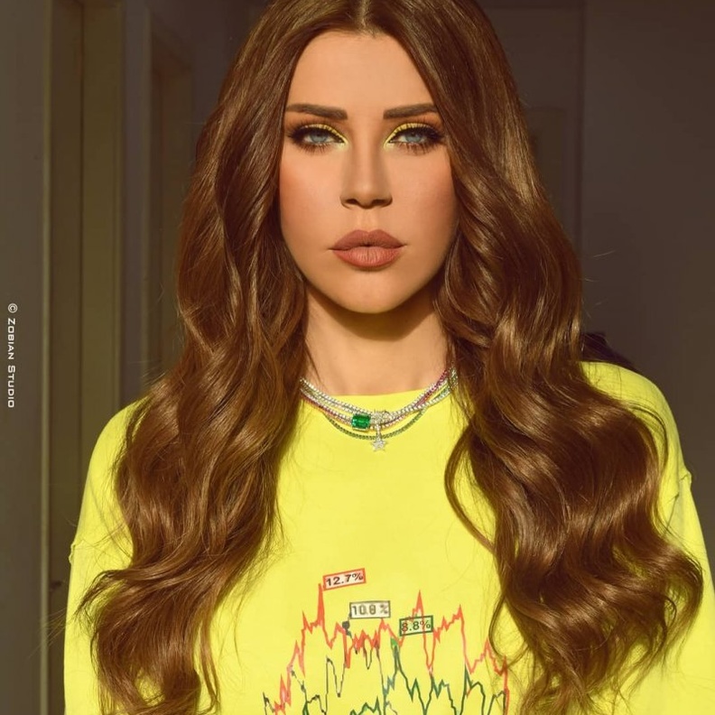  ظلال عيون أبيض مع أحمر شفاه برتقالي