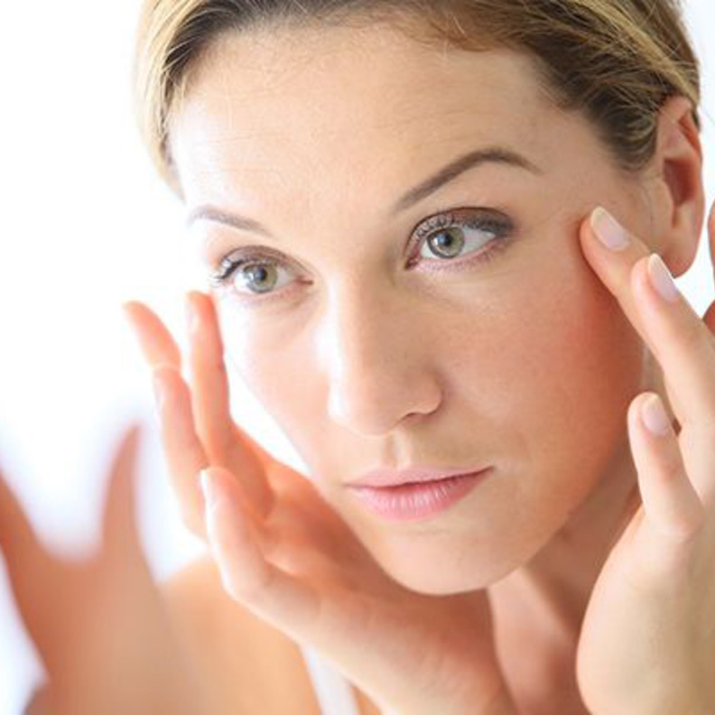 إن تدليك الوجه اليومي يساعد في منع التجاعيد