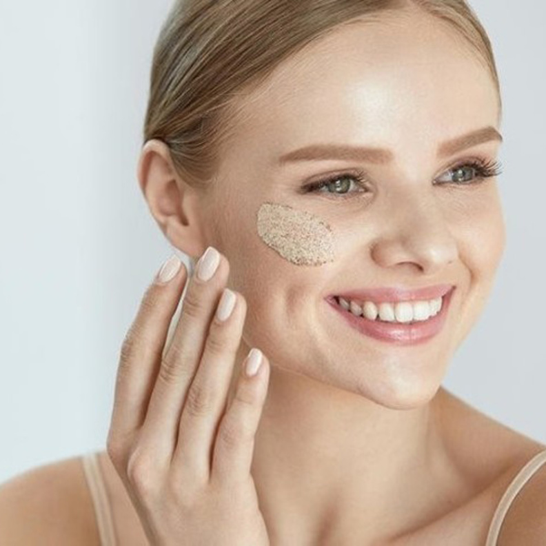 ضعي القليل من زبدة الشيا على خدودك وقومي بتدليكها بنعومة بحركات دائرية للحصول على خدود ممتلئة