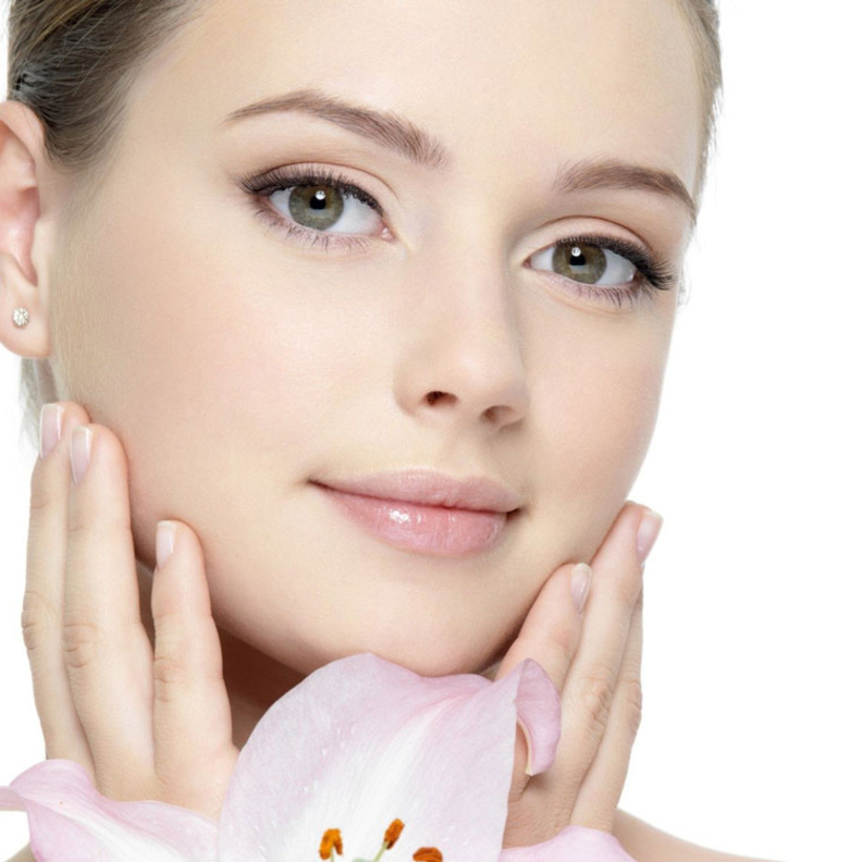 تحتوي الأحماض الخاصة بالفواكه في على مجموعة من الفيتامينات الهامة ، و منها فيتامين (أ) ، و فيتامين (ج) ، و فيتامين (هــ)