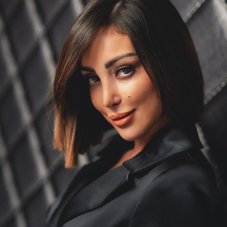 بسمة بوسيل باحدث اطلالة لها بالشعر الاشقر وبشفاه منتفخة