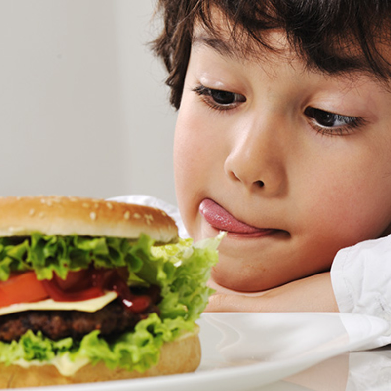 أضرار الإفراط في تناول الوجبات السريعة على صحة الأطفال