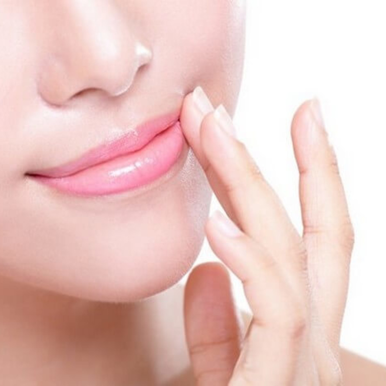 استخدام الكوب لنفخ الشفايف مضر جداً لشفايفك وقد يسبب أعراض كثيرة من أهمها هبوط في الشفاه