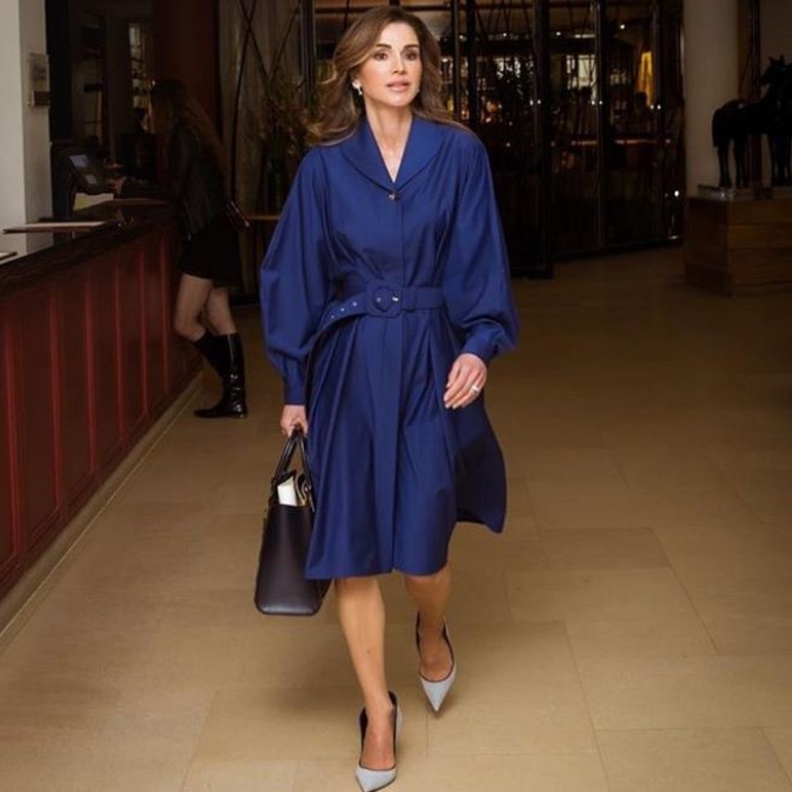 إطلالة عصرية باللون الكحلي