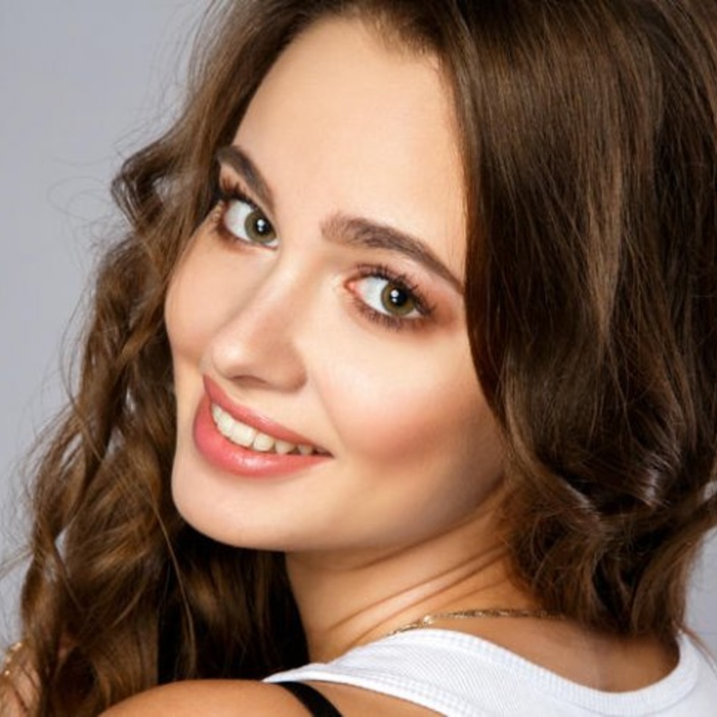 الكنتور هو خدعة مكياج صغيرة مفيدة يمكن أن تساعدك على إنشاء شكل أنفك المثالي