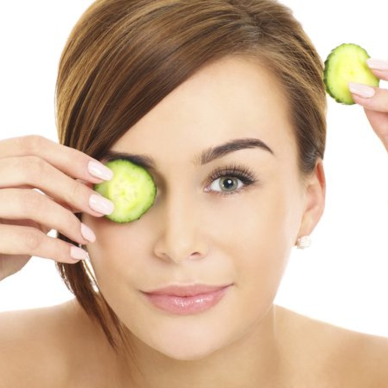 الخيار يضيف الحياة لعينيك المتعبة والمنتفخة