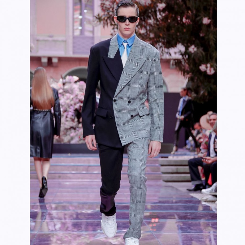 إطلالة سوداء وملفتة للرجل على طريقة دار Versace