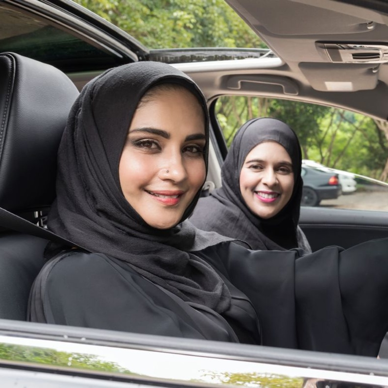  أفضل طرق العناية ببشرة المرأة السعودية اثناء القيادة