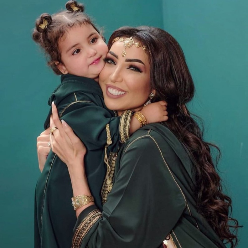 دنيا بطمة وزوجها يحتفلان بعيد ميلاد ابنتهما "غزل"