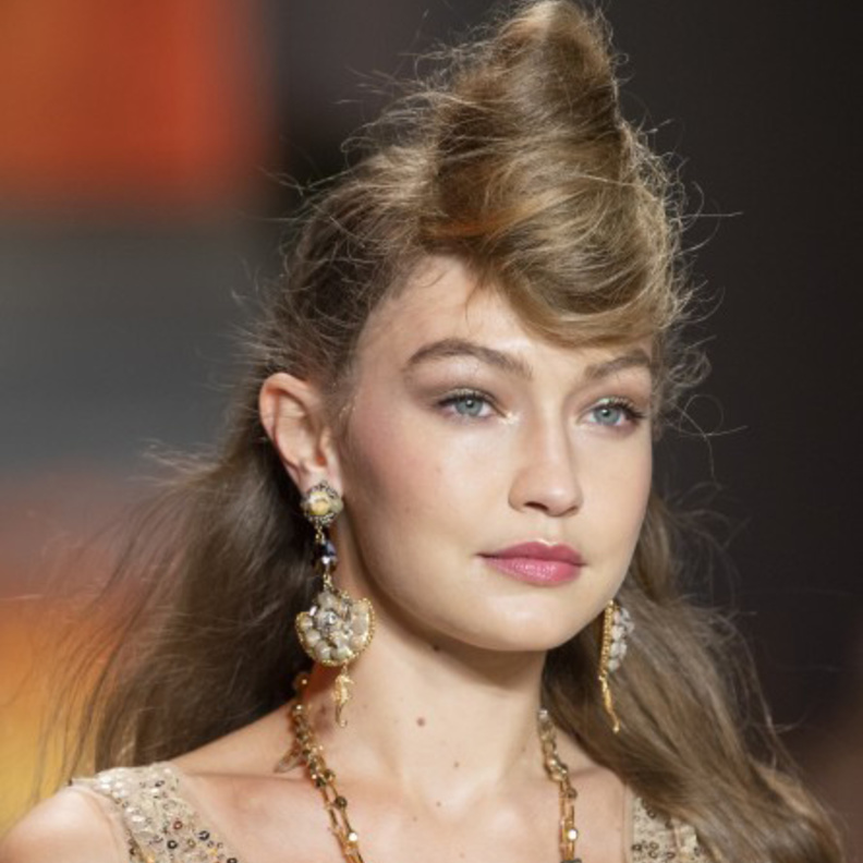 الغرة مع الكعكة موضة صيف 2019 مع الشعر المنسدل من Anna Sui