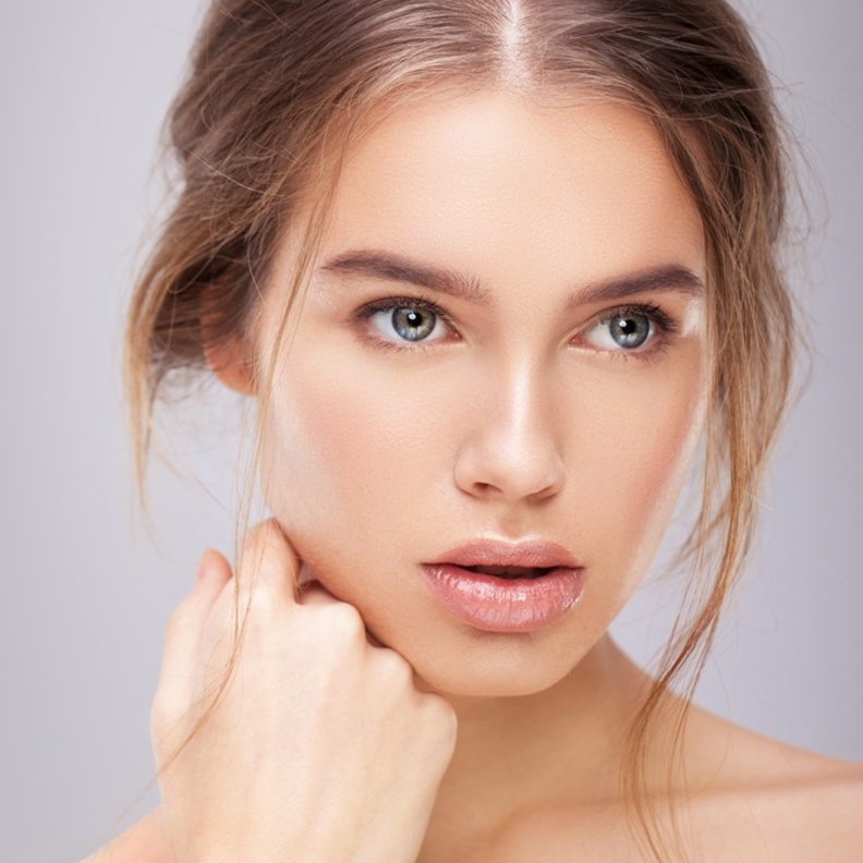 استخدمي الخلطات الطبيعية لتنظيف البشرة الدهنية