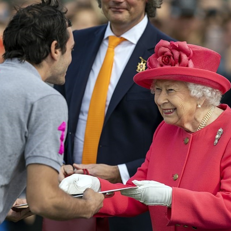 بابتسامة عريضة وإطلالة وردية مشرقة حضرت الملكة إليزابيث بطولة البولو Cartier Queen's Cup