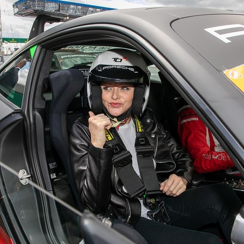 استقبال الأميرة تشارلين في السباق