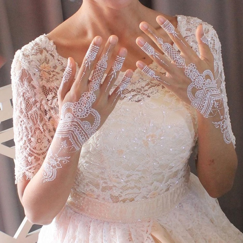 تعلمي خطوات تمير نقش حناء ناعم لليدين