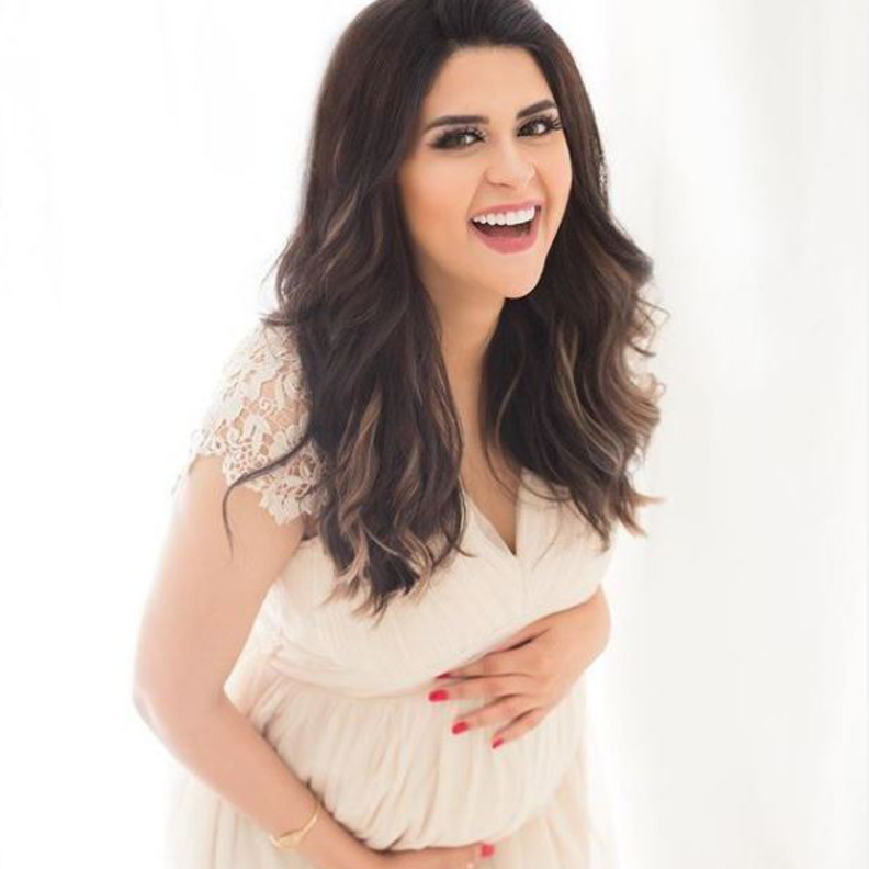 سلمى بالسروال الدينيم مع التي شيرت