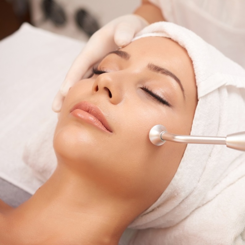 معالجة الوجه بتقنية الوخز بالإبر الدقيقة