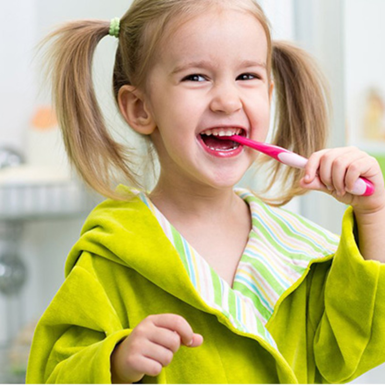 فوائد وأهمية تنظيف الأسنان للأطفال