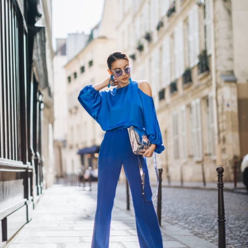 اعتمدي اللون النيلي لاطلالات تجمع بين الأناقة والعصرية