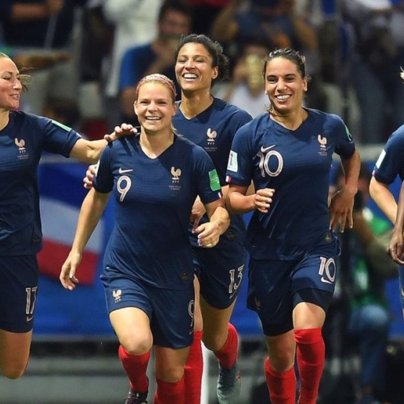 حقق منتخب فرنسا 3 انتصارات متتالية ليظفر بصدارة المجموعة الأولى برصيد 9 نقاط