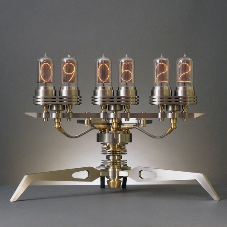 ساعة الطاولةنيكسي ماشينIIIمن فرانك بوشفالد تصل إلى معرض ماد غاليري