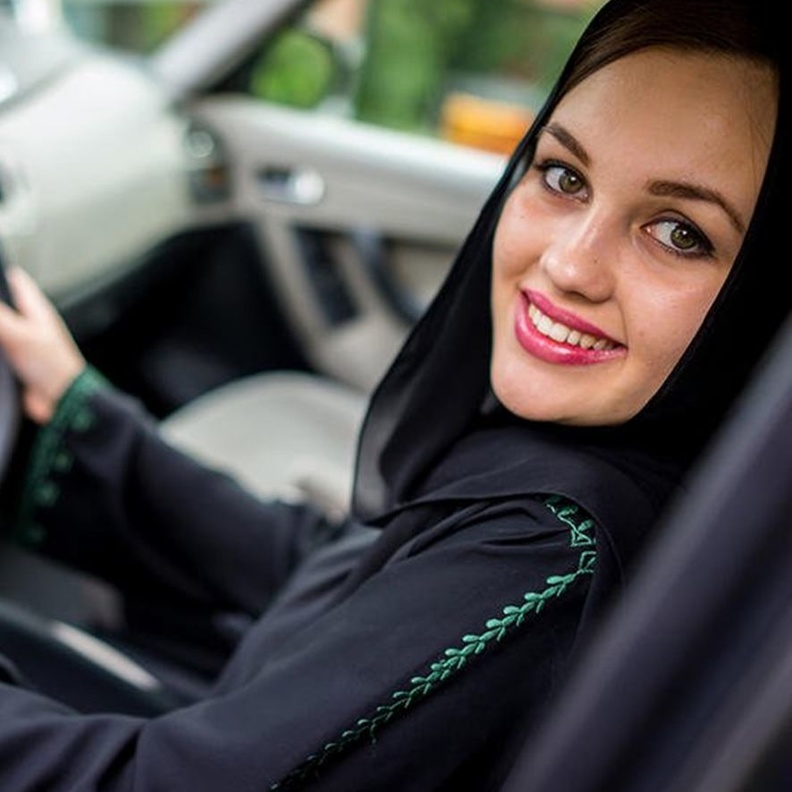 طرق حماية شعر المرأة السعودية التي تقود السيارة