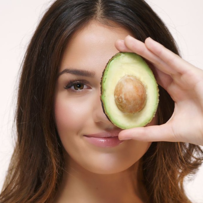 يساعد الأفوكادو على ترطيب وتنعيم الشعر