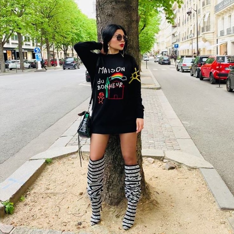 إشتهرت بإرتدائها جزمة سان لوران الفضية البراقة