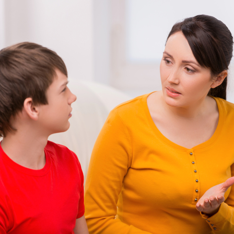 كيف تتعامل الأم مع ابنها المراهق الكذاب