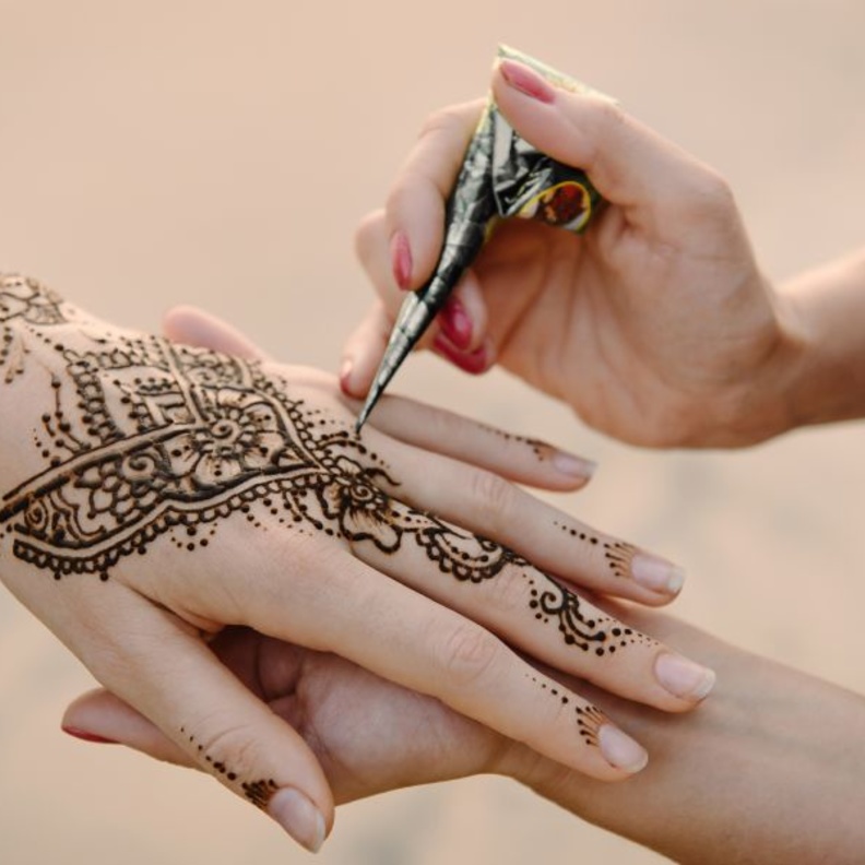 تعرفي على نقش الحناء الناعم لعروس الرومانسية واحصلي على إطلالة فاخرة