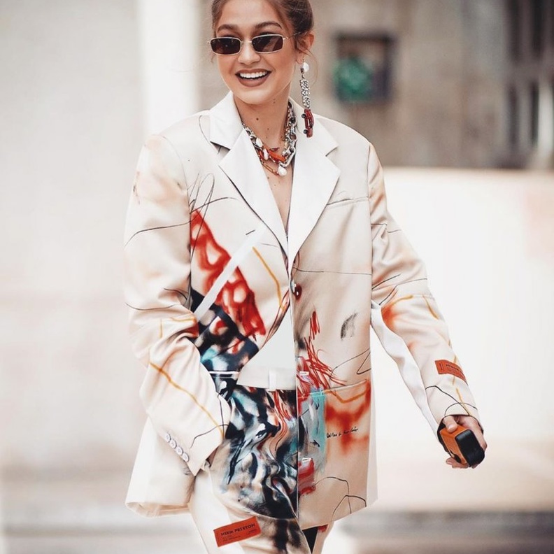 إطلالة عصرية ومميزة ظهرت بها جيجي حديد في باريس