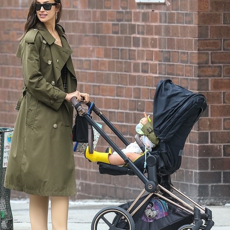 اختارت ايرينا شايك هذه الإطلالة المريحة لقضاء يوم ممتع مع ابتها ليا