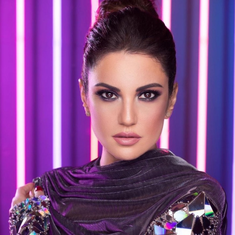  خطوات تطبيق مكياج درة زروق البرونزي مع احمر الشفاه القوي