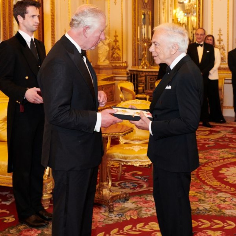 رالف لورين ينال وسام الفروسية الفخري البريطاني