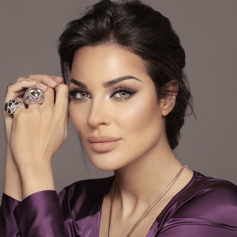 عدسات لاصقة عسلية مستوحاة من مايا دياب