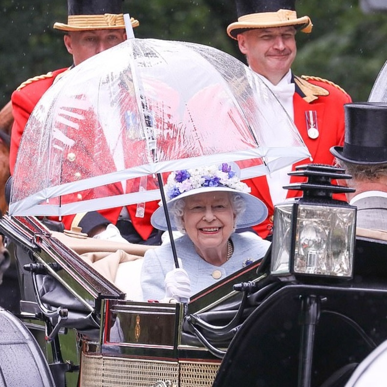 الأمير تشارلز رافق الملكة إليزابيث إلى السباق