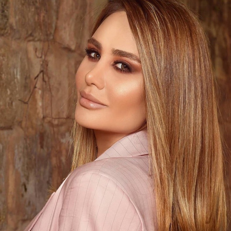  جمال جيهان علامة زوجة الفنان راغب علامة من خلال تألقها الدائم بتدرجات الظلال الميتاليك