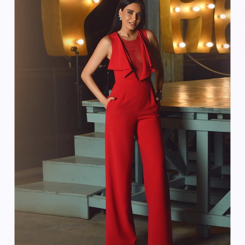 إطلالة النجمة سيرين عبدالنور بموضة الجمبسوت الأحمر الى جانب النجمة ستيفاني صليبا