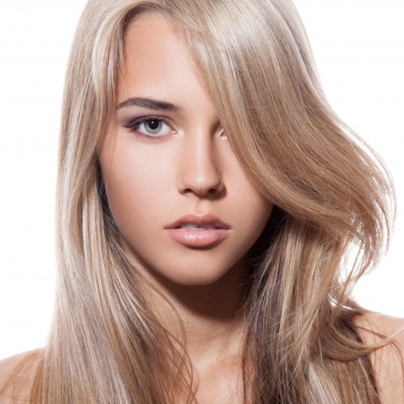 يغذي البابونج الشعر الفاتح المصبوغ