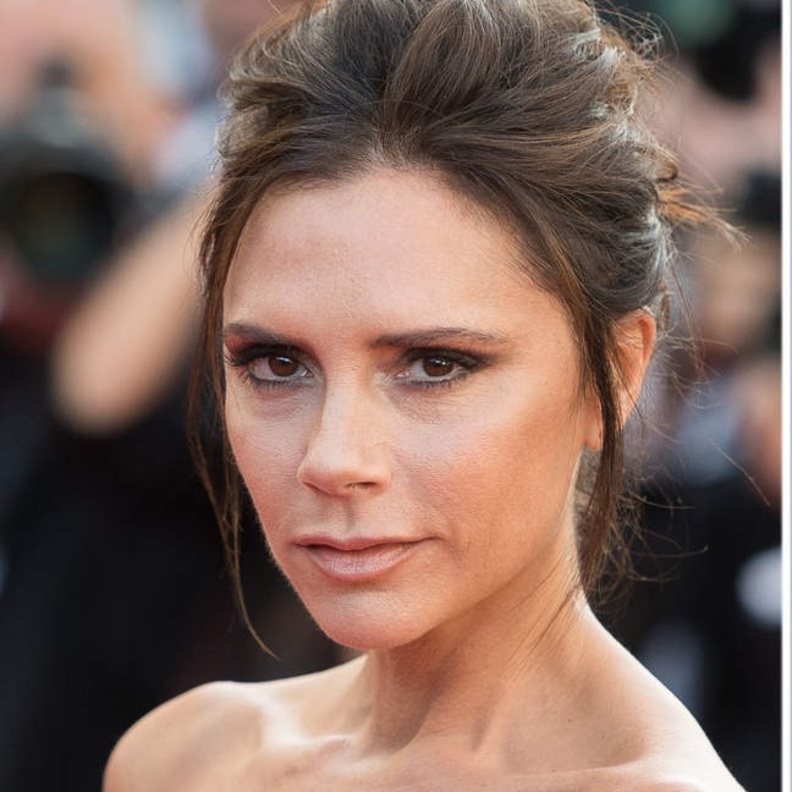 احدث إطلالات جمالية مستوحاه من فيكتوريا بيكهام مع المكياج الطبيعي