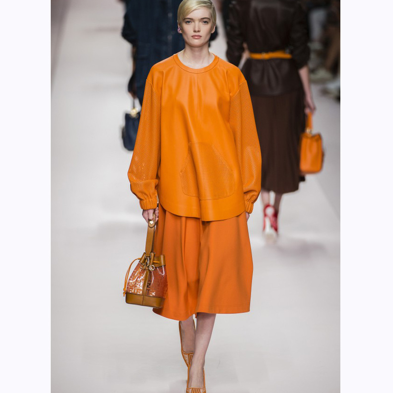  أزياء مثالية بتدرجات بيضاء لصاحبة البشرة البيضاء من ‏Fendi