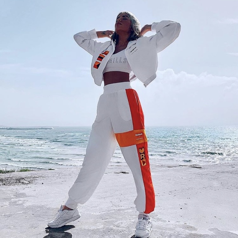 إطلالة جريئة بموضة طبعة الحيوانات تناسب اجواء موضة الشارع في السفر إلى المدن