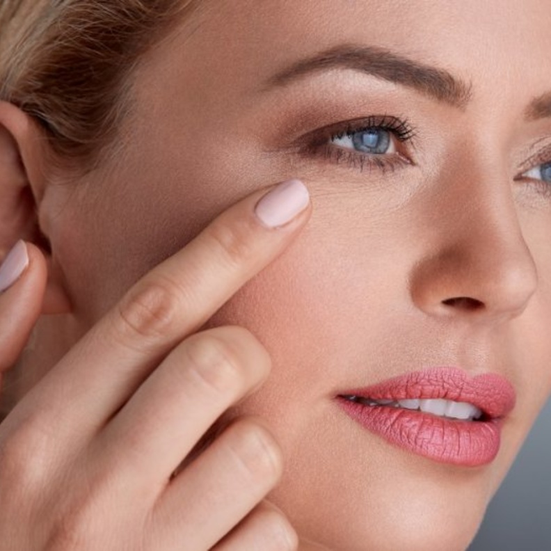 اسباب ظهور التجاعيد المبكرة تحت العين