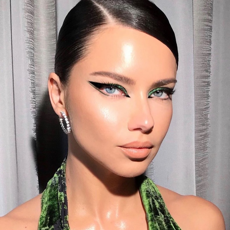 بيلا حديد Bella Hadid بالآيلاينر العريض مع البرق